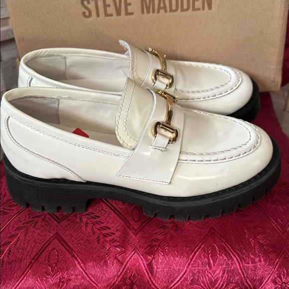 Steve Madden Cream Loafers with Gold Detail - Picture 3 of 5